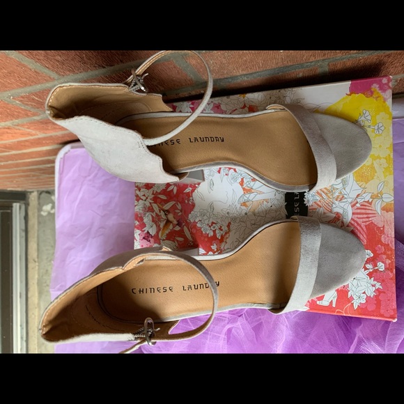 Thick Heeled Ankle Strap Sandals - Picture 5 of 5